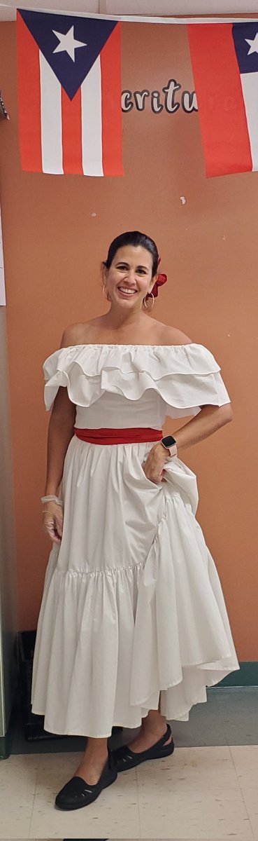 LainyTorresMSEd's tweet photo. La Sra. Colondres educando a sus alumnos de Jíbaros, el campo en PR y las amapolas @FreedomShoresES Ms.Colondres taught her students about her Puertorican Heritage this morning 🇵🇷  #DualLanguagePBC #bicultural #ProgramGoals #HispanicHeritage https://t.co/WoYAnYFQ5h