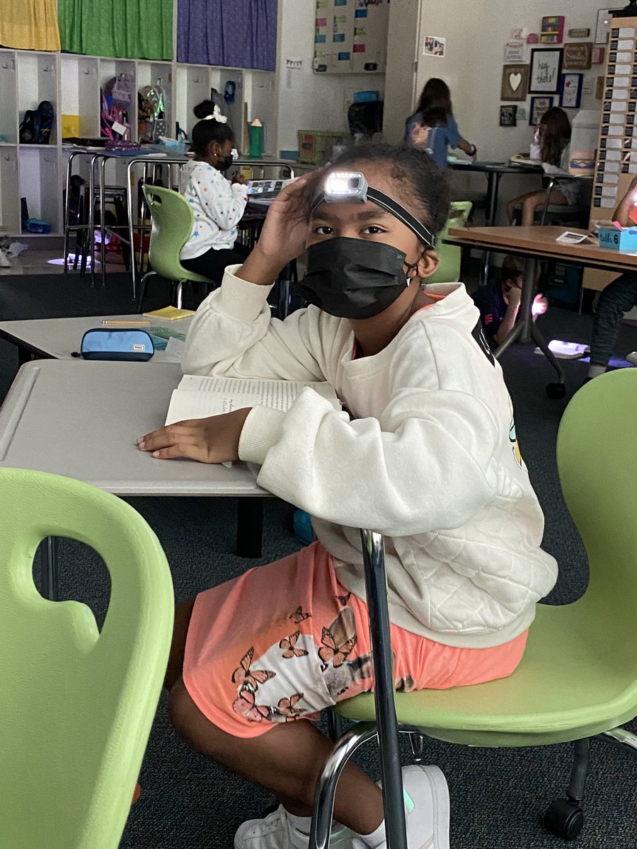 mrsgrayteaches's tweet photo. Not sure who loves π¦ Friday more! β€οΈ#readersgonnaread #flashlightfriday #flyersread @pgesflyers https://t.co/8BXManvPUS