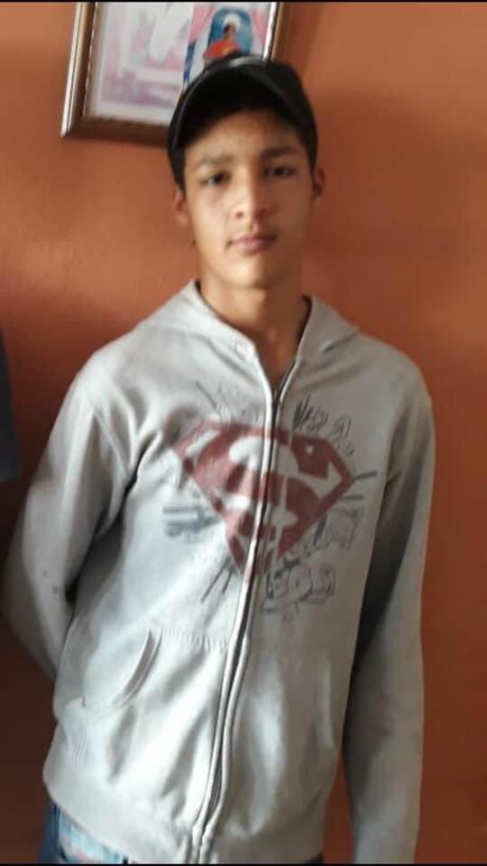 DoctorFarola's tweet photo. Vamos entre todos a encontrar ese muchacho! Ese niño tiene que pasar el fin de semana en su casa. RT de forma masiva mi gente! https://t.co/p0UUi6VJVY