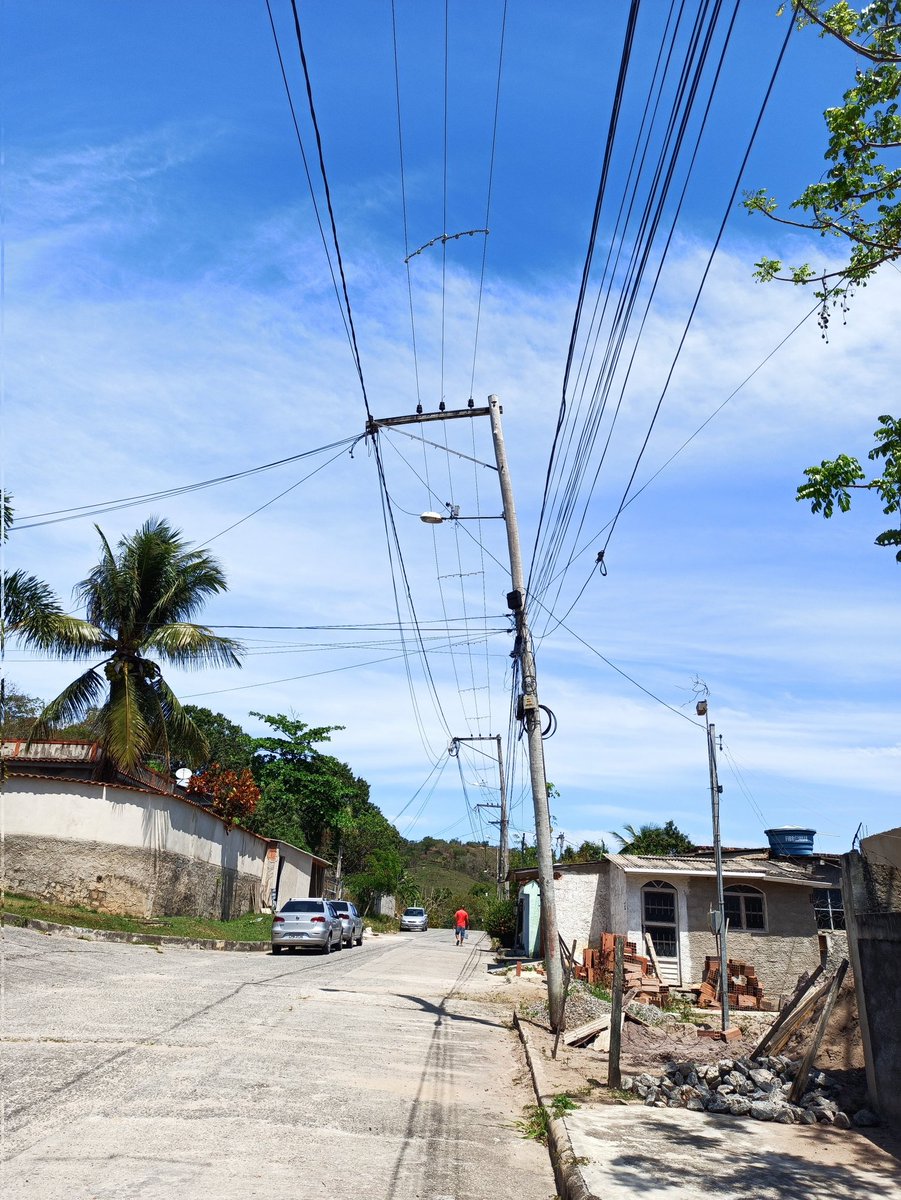 arilsontec's tweet photo. Tragédia anunciada hein! @EnelClientesBR @EnelBrasil vamos tomar providências. 
Postes de madeira caindo na Rua Almerinda Santana, Largo da ideia ,São Gonçalo- RJ https://t.co/7gNf3EUZLZ