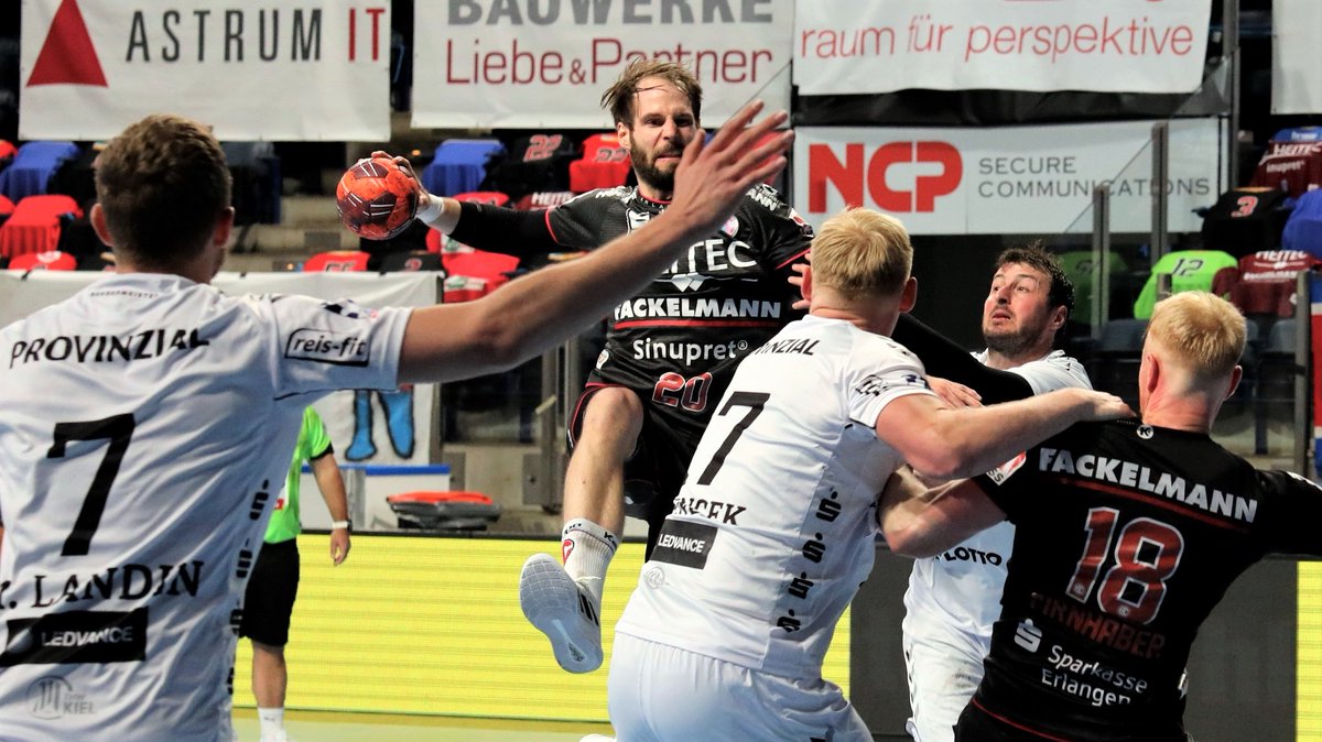 #Handball: Weltklasse morgen in Nürnberg - der Rekordmeister kommt zum großen Saison-Highlight in die #ARENA (20.30 Uhr). Im 3. Heimspiel der Saison hat der HC Erlangen den Deutschen Meister und Tabellenführer THW Kiel zu Gast. Tickets im Online-Shop und an der Abendkasse