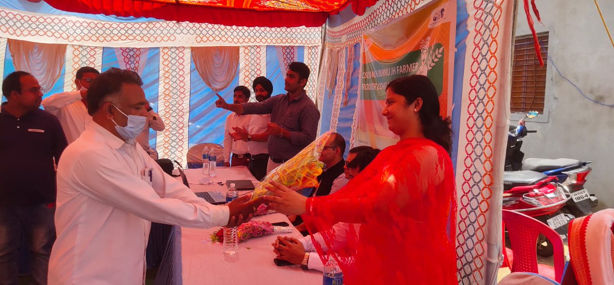 jh_csc's tweet photo. एक दिवसीय CSC बुढ़मू,रांची किसान गोष्ठी: श्री नवीन चौधरी CSC ऐगीकल्चर हेड एवं श्री शम्भू कुमार CSC स्टेट हेड अध्यक्छता मे किसानो को लाभान्वित करने के लिए सरकारी और गैर सरकारी योजनाओं से विस्तृत जानकारी दी गई |@dintya15
@PatankarRishi
@navinch31 @CSCJharkhand @CSC_Agriculture https://t.co/qr50wx3Nxx