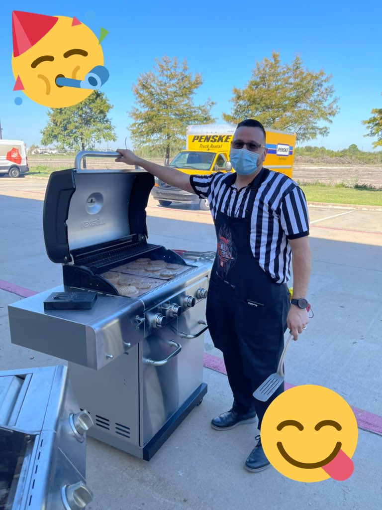 TammyLu4's tweet photo. @TXLuisMartinez Manning the grill! Anybody up for a burger? #THD1859 #successsharing @Aniseta3 https://t.co/vyxh0lRf5l