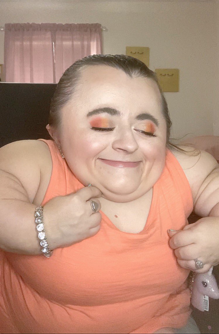 Makeup_Hannah15's tweet photo. Iโm ๐falling๐ in love ๐ with this glam ๐ look! ๐ #motd๐ #ootd๐ #fallmakeup #fall2021
#makeupismypassion #fallobsessed #falllover https://t.co/AFpAKnOnav