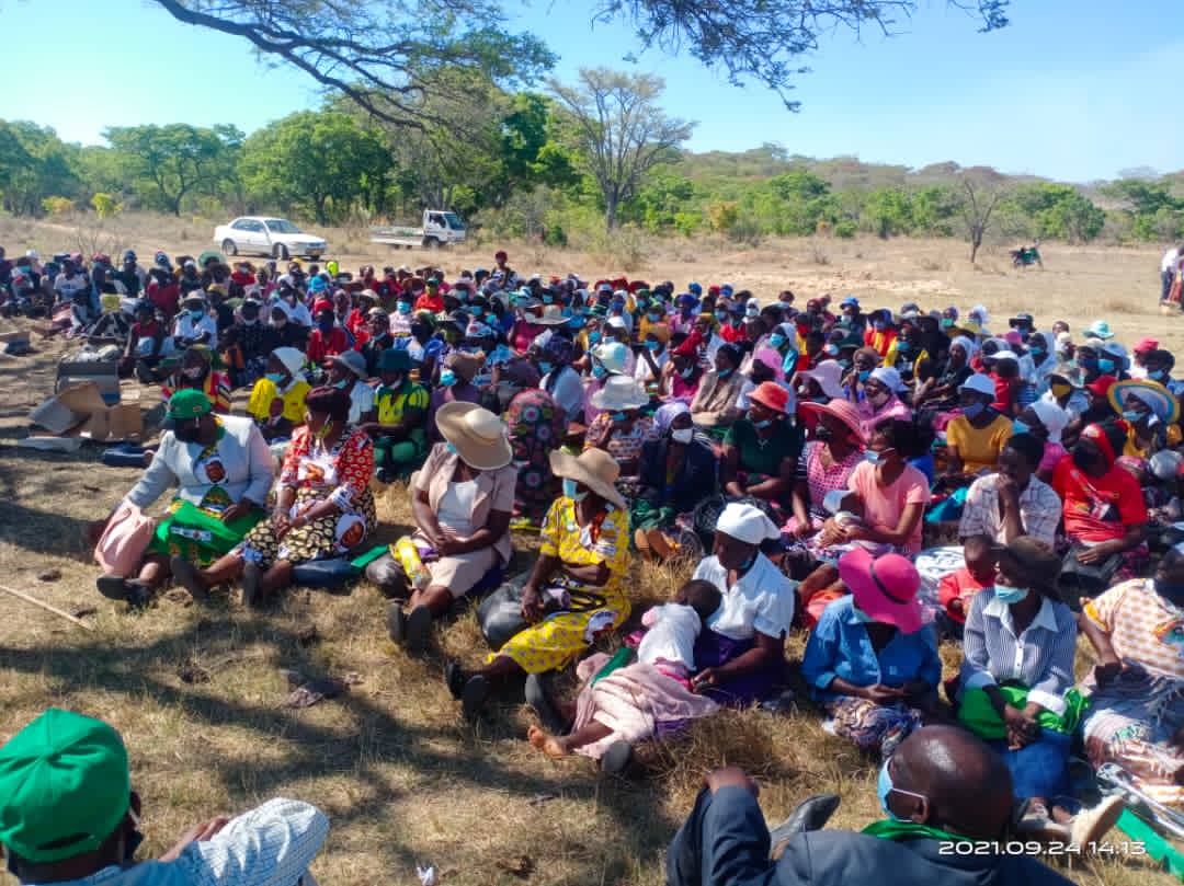 Thank you Ward 6A. @ZANUPF_Official and @edmnangagwa rudadiso. To show his appreciation Hon Paradza gave vabereki a green bar each.  2023 tinokunda Chiredzi and UMP. Hon Paradza has bn assured another term in office. Vukurai zvenyu zhou haticheuke. #5mvotesEDpfee @JonesMusara