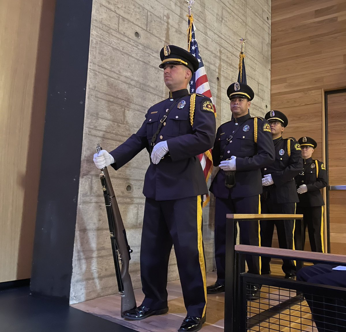 DallasPD's tweet image. The flag presentation and National Anthem were conducted by the @DallasPD Honor Guard and the @DPDChoir respectively.  It’s so nice to have them in attendance again. @DPDAcademy #Class376