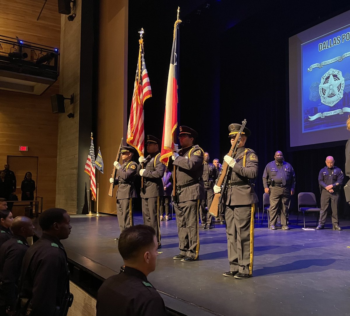 DallasPD's tweet image. The flag presentation and National Anthem were conducted by the @DallasPD Honor Guard and the @DPDChoir respectively.  It’s so nice to have them in attendance again. @DPDAcademy #Class376