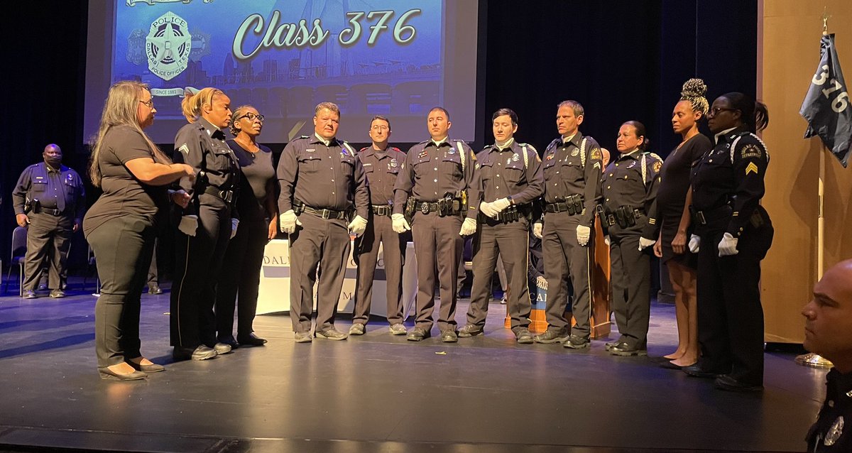 DallasPD's tweet image. The flag presentation and National Anthem were conducted by the @DallasPD Honor Guard and the @DPDChoir respectively.  It’s so nice to have them in attendance again. @DPDAcademy #Class376