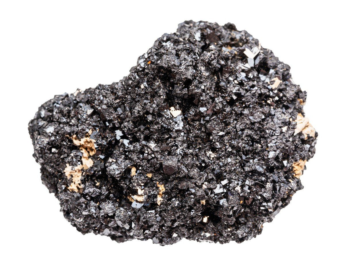 Черная кристаллическая порода. Кристаллические породы. Минерал эклогит. Чёрные кристаллообразные камушки. Титаниум руда.