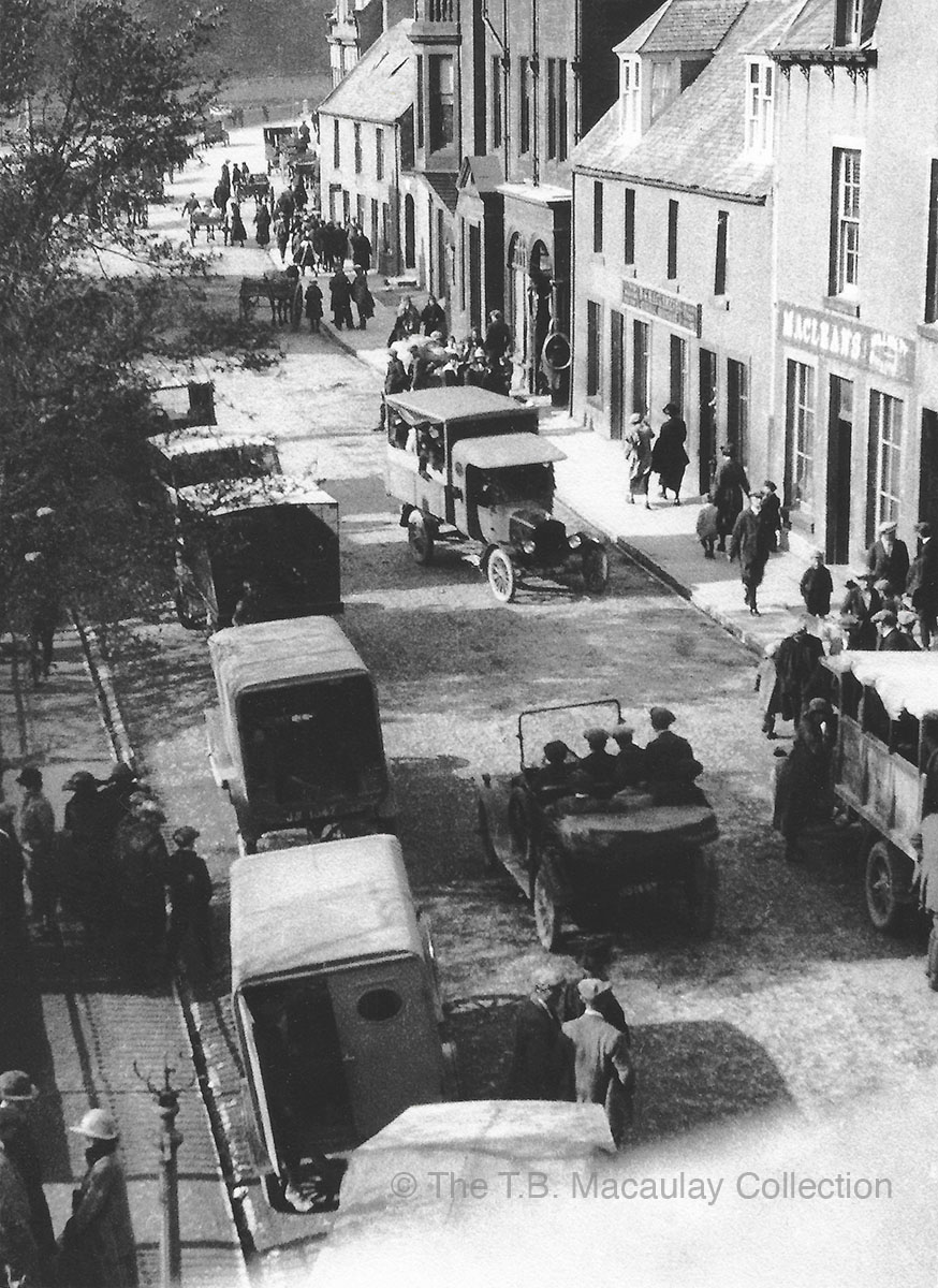intothisspace's tweet photo. Market Day, #Stornoway 1920.

Taken from the first floor of the Town House. Above what is now the Golden Ocean restaurant

#IsleofLewis #OuterHebrides #Scotland #vintagephotos #oldphotos https://t.co/4p46aDSkno