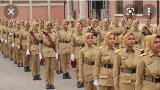 دغه تصویر زموږ په ګاونډ پاکستان کې د انجونو پوځي ښوونځی دی .
 هلته تر شل زرو زیاتې دیني مدرسې فعاله دي د تبلیغ غټ مرکزونه لري مفتیان لري شیوخ لري دار الفتوا لري 
خو هیڅوک دا جرات نشي کولای چې ووایي انجونې دې ښوونځي ته نه ځي د پوځ یونیفورم دې نه اچوي .