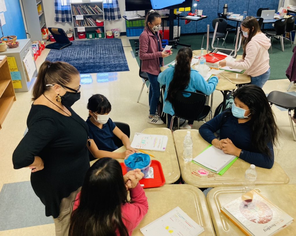 JHoustonElem's tweet photo. - Our 5th grade 🦅s investigating matter that will make the best insulator. #TeamJones @pljones710 @AISDElementary @AustinISD_STEM             - Nuestras 🦅s de quinto grado investigan materia que hará el mejor aislante. https://t.co/VJcDjpgcoi