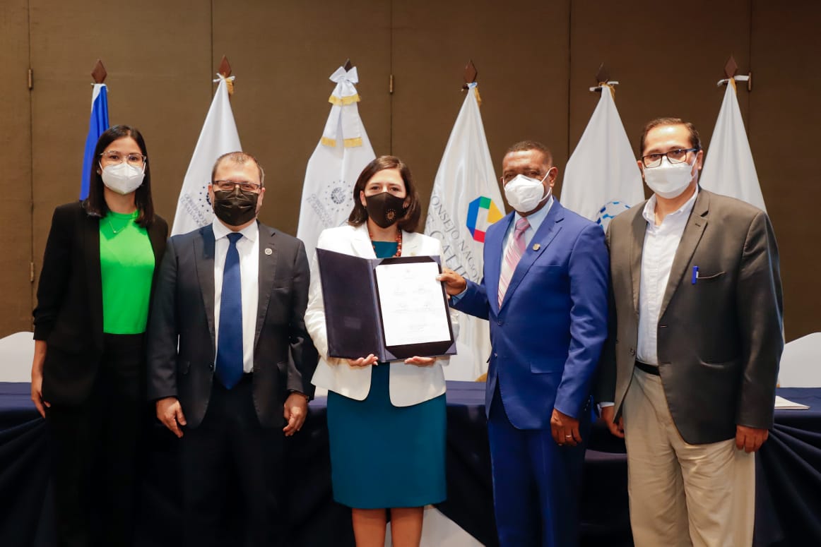 OIRSAoficial's tweet photo. #Inocuidad 🍏🥛🥩 @OIRSAoficial participó en el lanzamiento del Plan Estratégico del Programa Nacional del Codex Alimentarius en #ElSalvador 🇸🇻, que es coordinado por @osartecsv✍️🏽 https://t.co/SSxQGn9F2g