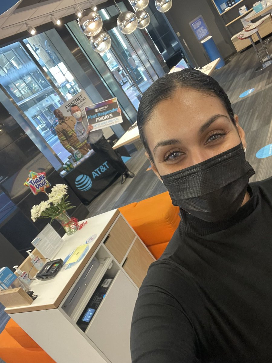 MSuhaydee's tweet photo. Madison team is ready #iphonelaunch13 #firstnetfriday https://t.co/gz4H36h8RP