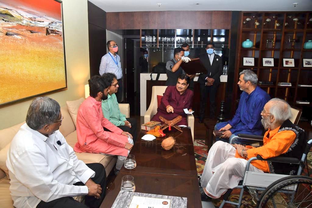 ChDadaPatil's tweet photo. माननीय केंद्रीय मंत्री श्री नितीनजी गडकरी यांच्या नियोजित दौऱ्यादरम्यान शिवतपस्वी, महाराष्ट्रभूषण, शिवशाहीर बाबासाहेब पुरंदरे यांची भेट घेण्याचा योग आला. या भेटीत अनेक विषयांवर चर्चा झाली. बाबासाहेबांच्या प्रत्येक भेटीत नेहमी नवे काहीतरी शिकायला मिळते. https://t.co/gsAQ07Ar8K