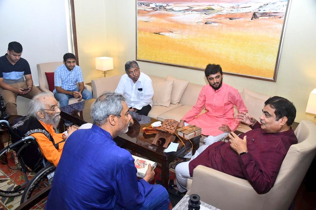 ChDadaPatil's tweet photo. माननीय केंद्रीय मंत्री श्री नितीनजी गडकरी यांच्या नियोजित दौऱ्यादरम्यान शिवतपस्वी, महाराष्ट्रभूषण, शिवशाहीर बाबासाहेब पुरंदरे यांची भेट घेण्याचा योग आला. या भेटीत अनेक विषयांवर चर्चा झाली. बाबासाहेबांच्या प्रत्येक भेटीत नेहमी नवे काहीतरी शिकायला मिळते. https://t.co/gsAQ07Ar8K
