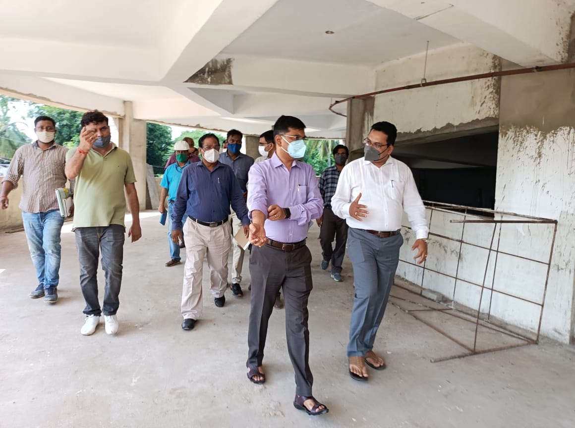 BSCL_BBSR's tweet photo. Commissioner, BMC & CEO, Bhubaneswar Smart City Ltd along with Senior officials of BSCL and Eng team visited the two Multi Level Car Parkings MLCPs, one at Rajmahal & other at Saheed Nagar to review the progress. The #MLCPs will solve the Parking woes at the areas. https://t.co/fkEoLY85sm