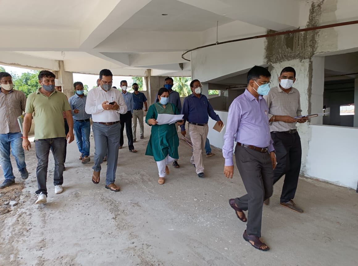 BSCL_BBSR's tweet photo. Commissioner, BMC & CEO, Bhubaneswar Smart City Ltd along with Senior officials of BSCL and Eng team visited the two Multi Level Car Parkings MLCPs, one at Rajmahal & other at Saheed Nagar to review the progress. The #MLCPs will solve the Parking woes at the areas. https://t.co/fkEoLY85sm