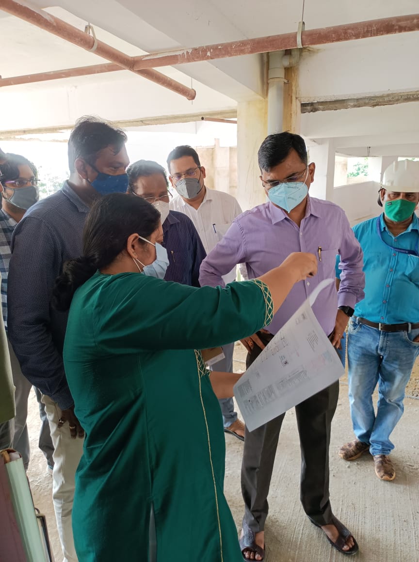 BSCL_BBSR's tweet photo. Commissioner, BMC & CEO, Bhubaneswar Smart City Ltd along with Senior officials of BSCL and Eng team visited the two Multi Level Car Parkings MLCPs, one at Rajmahal & other at Saheed Nagar to review the progress. The #MLCPs will solve the Parking woes at the areas. https://t.co/fkEoLY85sm
