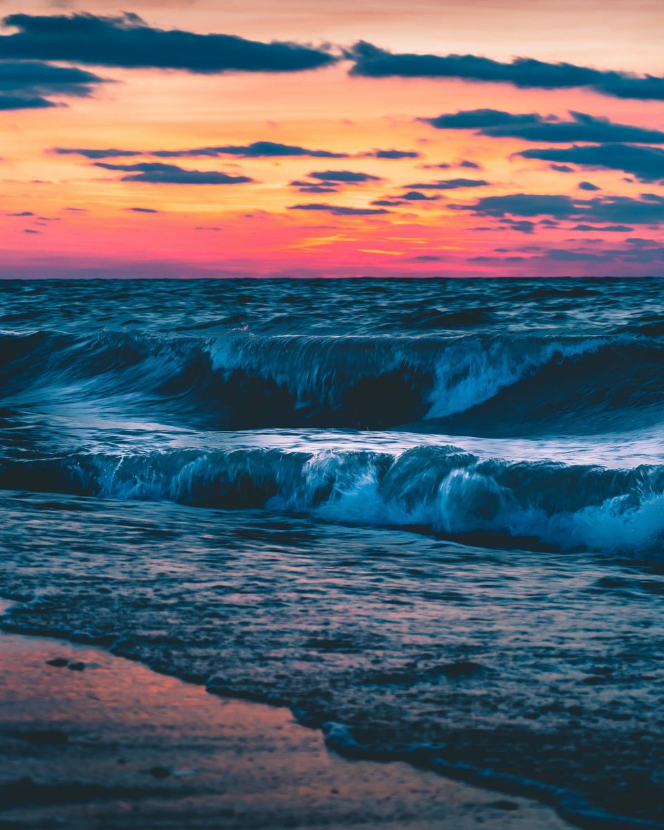 Celestial wave. Океанский пейзаж. seashore. minimal wave.