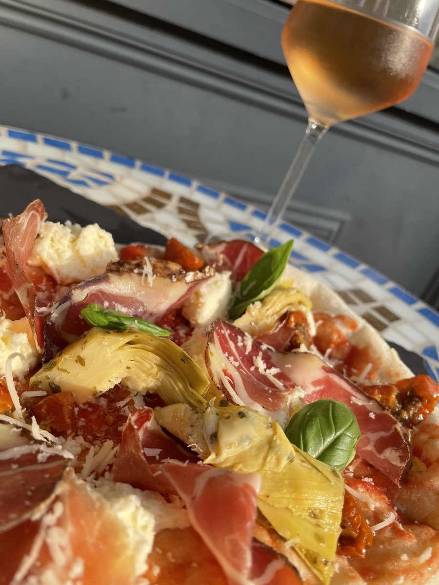 jerome10499429's tweet photo. Our special pinsa tonight, Coppa, Artichokes, Parmesan and Basil. #pinsaromana #FridayFeeling #se4 #jeromeswinebar #croftonparkrock https://t.co/UtIa0KqIRI