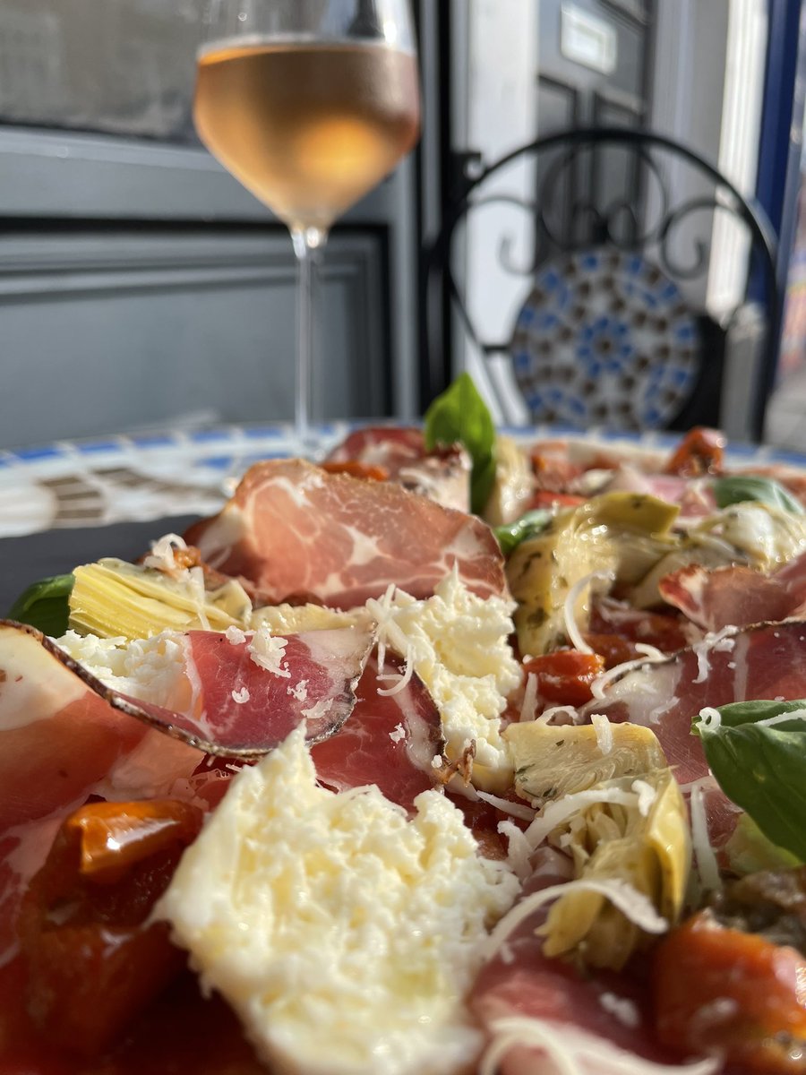 jerome10499429's tweet photo. Our special pinsa tonight, Coppa, Artichokes, Parmesan and Basil. #pinsaromana #FridayFeeling #se4 #jeromeswinebar #croftonparkrock https://t.co/UtIa0KqIRI