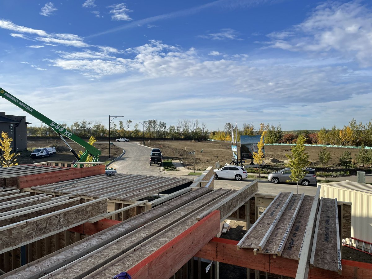LegacySignature's tweet photo. Fall colours put in full force in Keswick. Good day to frame main floors. @livemlc #keswick https://t.co/KWiUPHUAc0