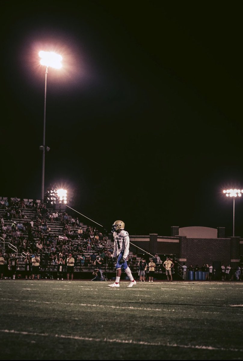 ElkhartHSSports's tweet photo. Good night for football!  Go Lions! @Elkhart_FNL @kellenhartman1 https://t.co/ODSNMz0GWf