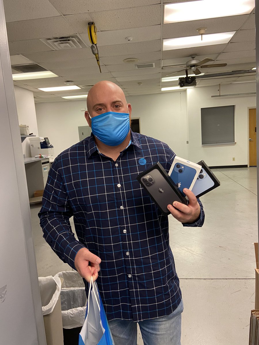 MichelleCorrad6's tweet photo. Brad ready to get to his first appointment with his bag of goodies to power through iPhone launch day!!!!!! https://t.co/rsdeQpszRz