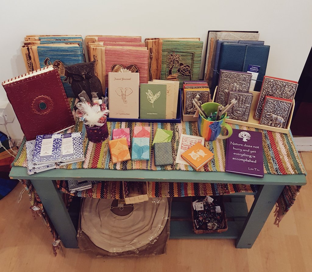 carworldshop's tweet photo. Just a note...to say we have notebooks. 😃 Eco-friendly paper of all kinds for jotting and doodling and journaling and day-dreaming.
#fairtrade #recyclednotebook #econotebook https://t.co/aKJHhsixoe