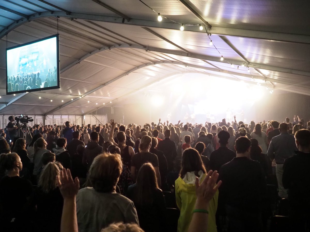 StrandheemF's tweet photo. E X C I T I N G N E W S !
Op 1 okt hoor je welke bekende Amerikaanse artiest het openingsconcert zal verzorgen op 25 mei 2022! Het is uniek dat hij/zij (full-band) 1 concert zal verzorgen in Nederland, op Strandheem Festival!
Vrijdag start ticketverkoop. Guess who?
#shf2022 https://t.co/b24z9bxwmR