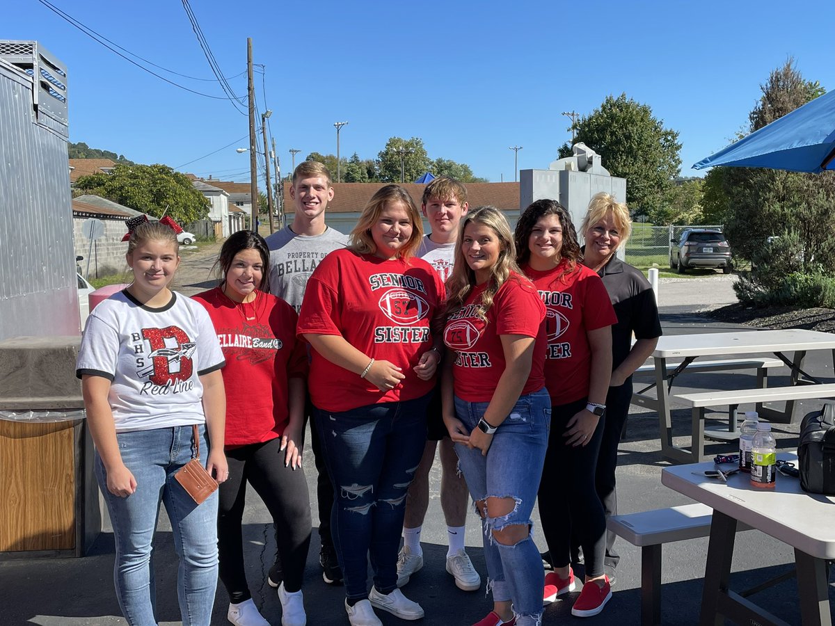 BMSCusick's tweet photo. Thank you Tammy Crozier and Bellaire Dairy Queen for treating our BHS painters to lunch! You are the best! #BHSAlumni ❤️🖤❤️🖤 https://t.co/9siPk7YS9T
