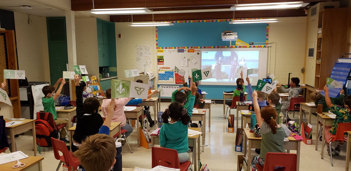 MlleGering's tweet photo. Notre célébration en 2/3 FI pour la journée Franco-Ontarien!💚 On regarde ENCORE ENSEMBLE sur l'écran. On chante et colorie les drapeaux. On porte le vert et blanc aussi.  #francoontarianday #SCDSBFranco @SCDSB_Bonjour https://t.co/yHRNC2pf2n