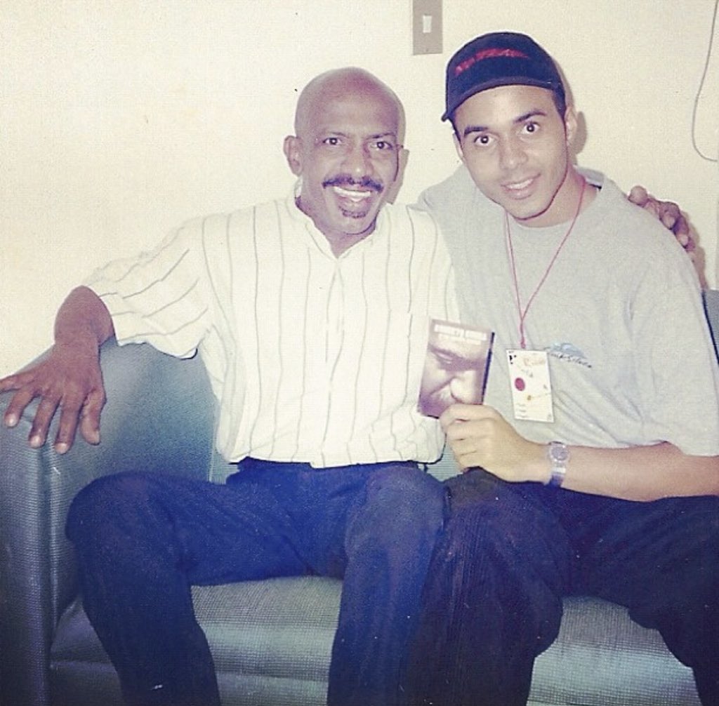 Vuela alto Roberto Roena 🙏 se fue uno de mis súper héroes 😢 una verdadera leyenda, gracias a él muchos hoy son bongoceros, nos dejaste un legado insuperable y muchos recuerdos y anécdotas a tu lado ! Gracias por tu amistad Sr Bongo 🙏 QEPD 🙏

#RobertoRoena