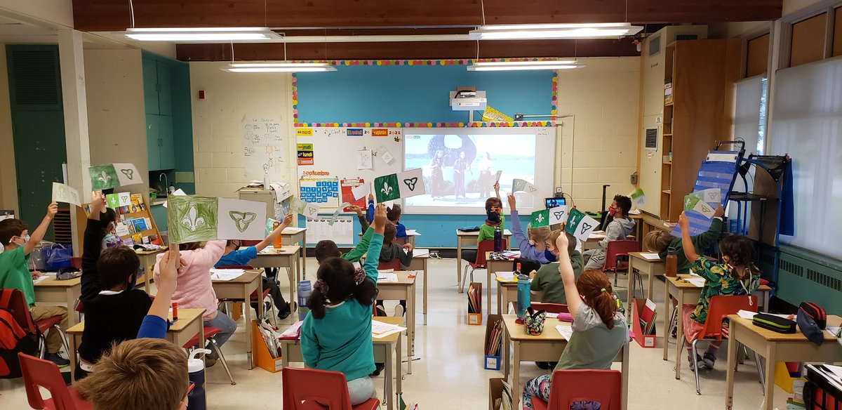 MlleGering's tweet photo. Notre célébration en 2/3 FI pour la journée Franco-Ontarien!💚 On regarde ENCORE ENSEMBLE sur l'écran. On chante et colorie les drapeaux. On porte le vert et blanc aussi.  #francoontarianday #SCDSBFranco @SCDSB_Bonjour https://t.co/yHRNC2pf2n