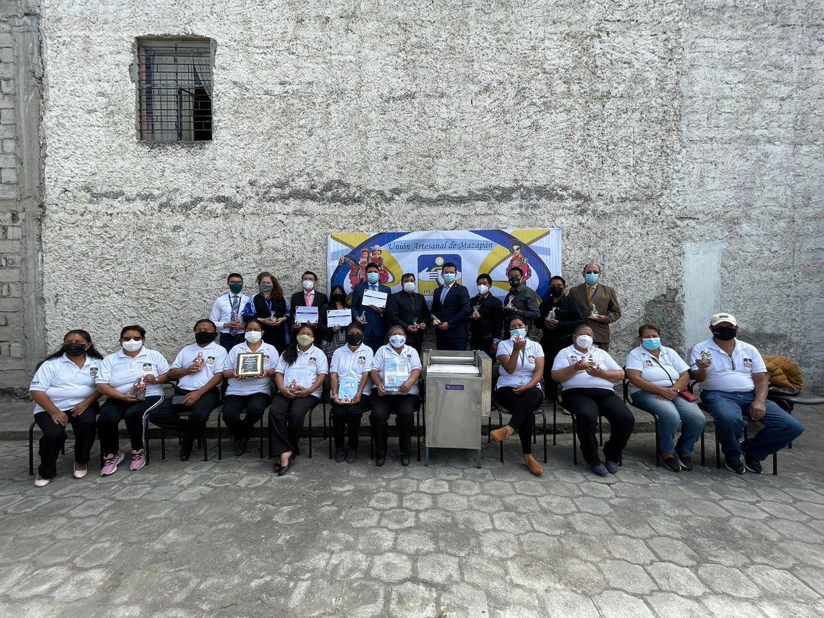 Uni_Indoamerica's tweet photo. 🗣Carrera de #IngenieríaIndustrial, junto a los representantes del #ProyectoFormativo: Prácticas de servicio comunitario, entregan: “Laminadora de Mazapán” a la Unión Artesanal de Masarte para la producción y fabricación de #Artesanías en la #Parroquia de #Calderon #Quito💪🙌🤩. https://t.co/nWr8r4wc4E