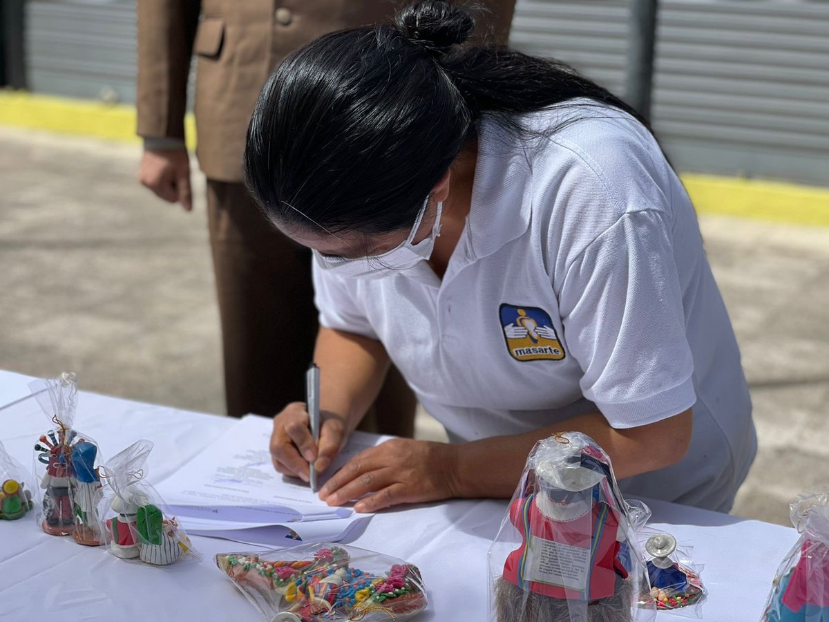 Uni_Indoamerica's tweet photo. 🗣Carrera de #IngenieríaIndustrial, junto a los representantes del #ProyectoFormativo: Prácticas de servicio comunitario, entregan: “Laminadora de Mazapán” a la Unión Artesanal de Masarte para la producción y fabricación de #Artesanías en la #Parroquia de #Calderon #Quito💪🙌🤩. https://t.co/nWr8r4wc4E
