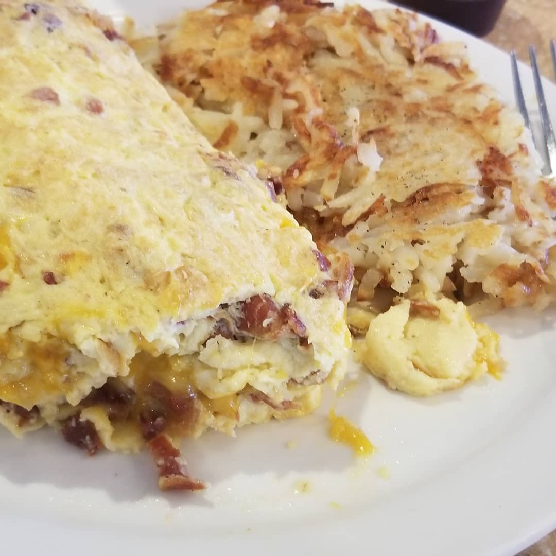 SweetTsFoodie's tweet photo. #BreakfastisLife - 🍳Four Egg Bacon and Cheddar Omelette on deck with Hashbrowns and a Buttermilk Pancake. Served hot and delicious at Jedi's Restaurant in Oaklawn, IL.
#SweetTsFoodie #SweetTsEats #Eaaats #nomnom #Breakfast #omelette #chicagofood https://t.co/FrEvuPkI7f