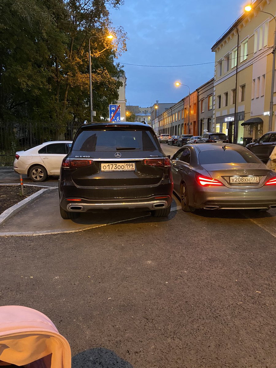 Видимо тем, кто на мерсах, кажется, что авто приравнивается к пешеходам, а остальные могут обойти по дороге. #сратьнавсех