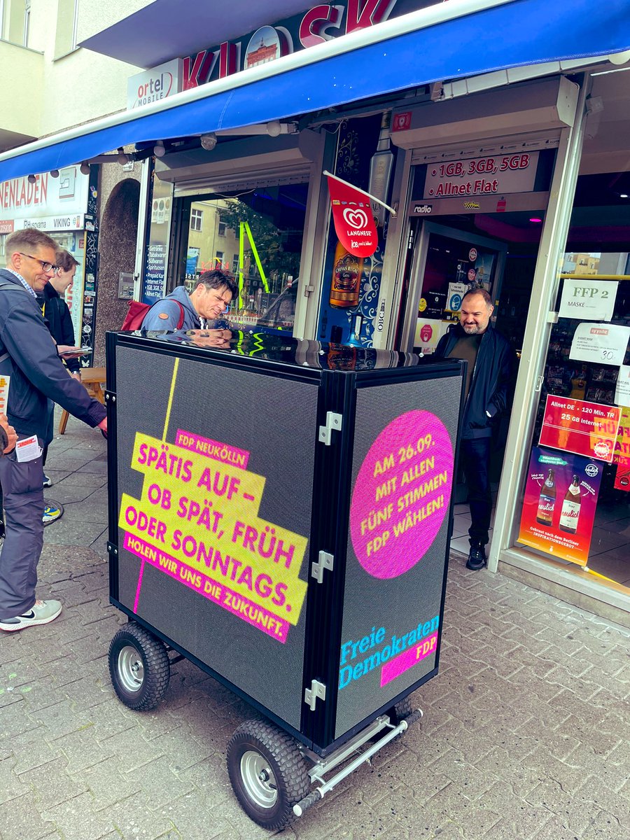 jafalkenberg's tweet photo. Mit dem #pixeltrailer durch Neukölln. Für digitale Bildung und Verwaltung, Spätis auf ob früh oder spät und Innovationen statt Verbote! #btw21 #AGH21 #zukunftholen https://t.co/go0UO0pzMP