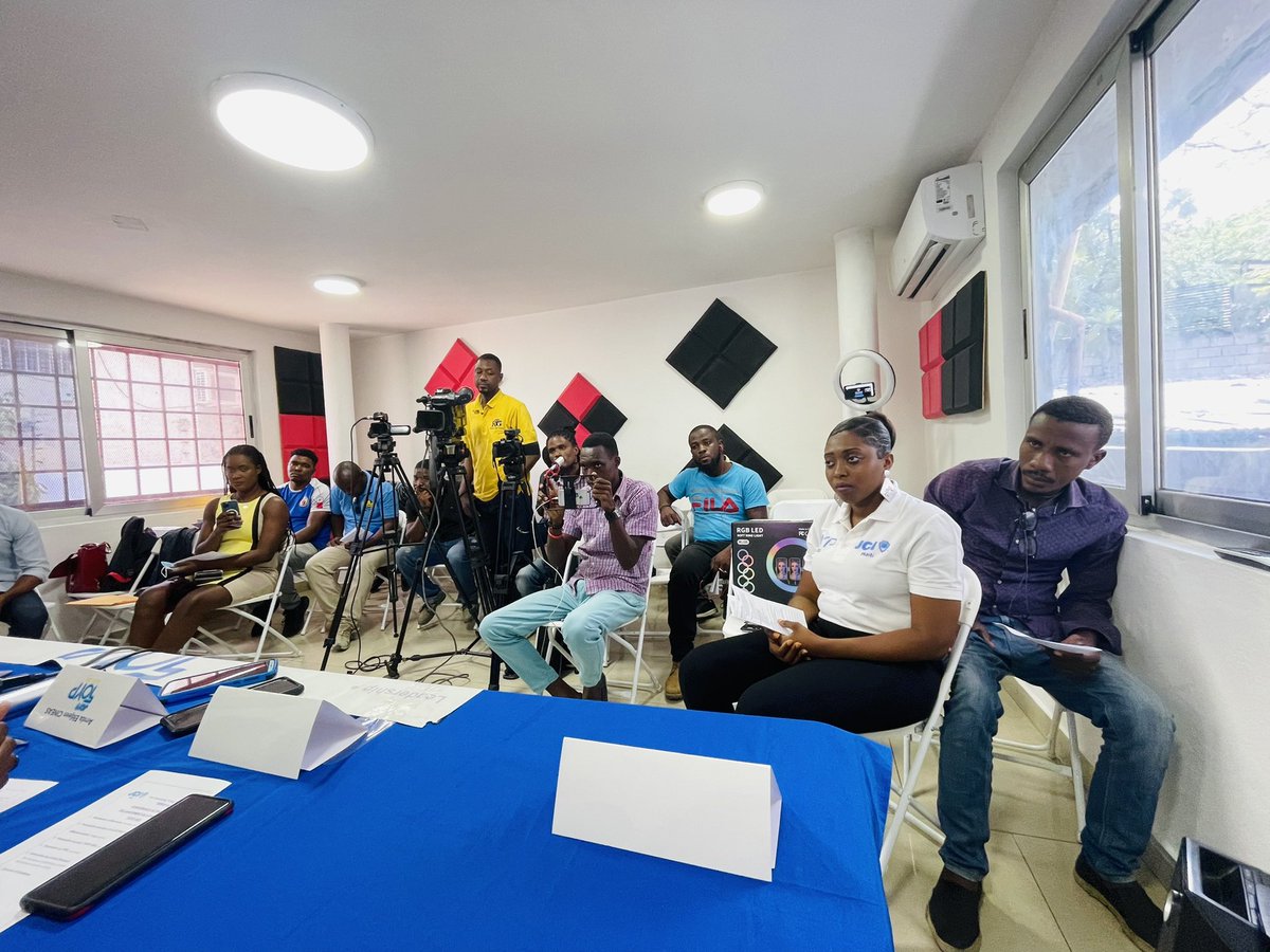 marcalainb's tweet photo. Un gros merci à la Presse d’être présente au lancement de TOYP Haiti (Dix Jeunes les Plus Remaquables d’Haiti). 
Bravo @jci_haiti! 
Nous sommes très fiers de les supporter encore via @banjHT!
Êtes-vous un jeune remarquable? Appliquez sur la page de la JCI Haiti! https://t.co/WNFImB4VH2