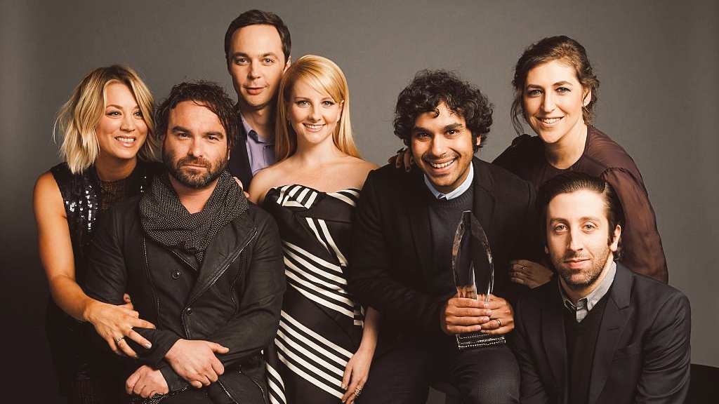 racsi_s's tweet photo. #OTD 2007 #TheBigBangTheory Premiered #ArmRobot #SoftKitty #HolyCrapOnACracker and as always #Bazinga 💐♥️😆♥️💐 https://t.co/MKGnHrPyyE