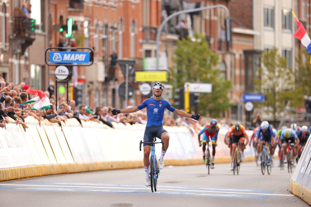 bikechannel_'s tweet photo. FILIPPO BARONCINI È CAMPIONE DEL MONDO U23 🥇 

Prova in linea uomini Under23
🥇Filippo Baroncini 3h37’:46” 🇮🇹 
🥈Biniam Ghirmay +2” 🇪🇷 
🥉Olav Kooij +2” 🇳🇱 

#Flanders2021 https://t.co/5H3hh4mTmO