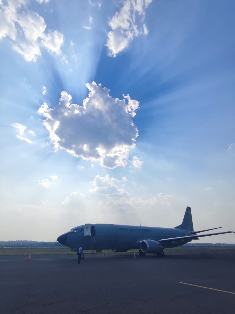 RoyalAvGroup's tweet photo. The "Atlas" getting to know the typical Paraguayan hot weather, 40° C and the ramp is on fire 🔥

B737-400 own by the @fuerzaaereacol 🇨🇴✈️

#MilitaryAviation #RoyalExperience #GroundHandling #Colombia https://t.co/Z61729ZEXp