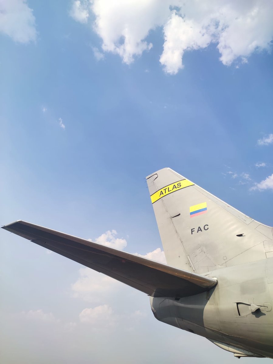 RoyalAvGroup's tweet photo. The "Atlas" getting to know the typical Paraguayan hot weather, 40° C and the ramp is on fire 🔥

B737-400 own by the @fuerzaaereacol 🇨🇴✈️

#MilitaryAviation #RoyalExperience #GroundHandling #Colombia https://t.co/Z61729ZEXp