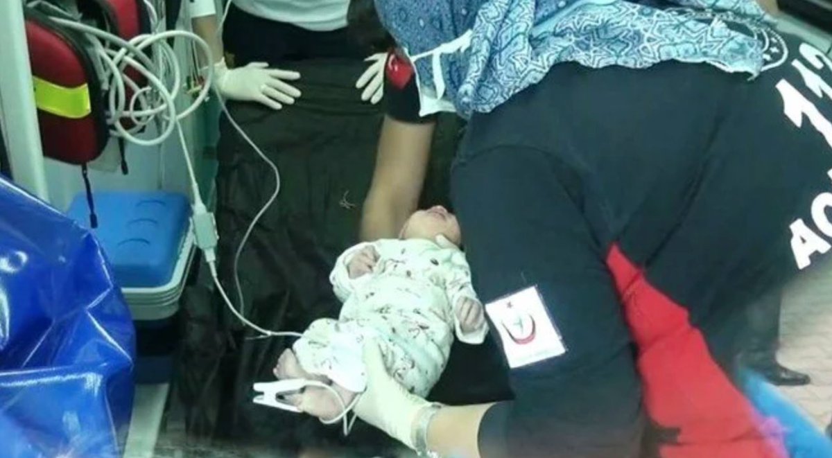 Adıyaman'da şehit mezarlığını ziyaret eden lise öğrencileri, vücudu toprağa gömülmüş bir bebek buldu. 

Hastaneye kaldırılan bebeğin sağlık durumunun iyi olduğu bildirildi.