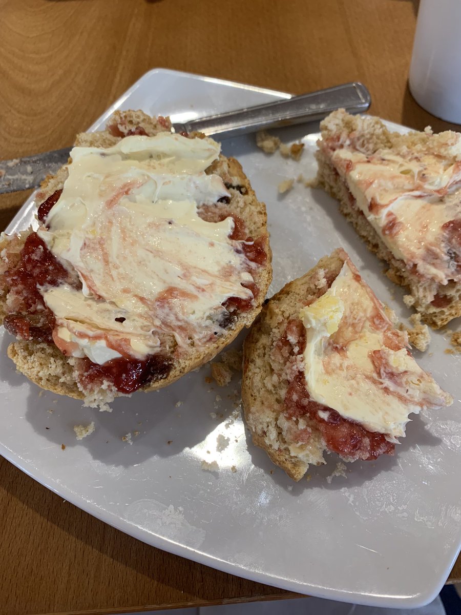 GrowlyMeowly's tweet photo. Scones 😻 #jambeforecream #controversial https://t.co/eDz7GfYv7c