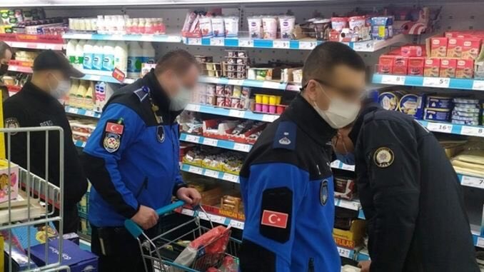 kaparoz's tweet photo. Marketlere Baskın: Fahiş Fiyatlı Elektrik ve Park Yerlerindeki Arabalara El Kondu https://t.co/3DlyAwn3G3 https://t.co/wNBkLDajgR