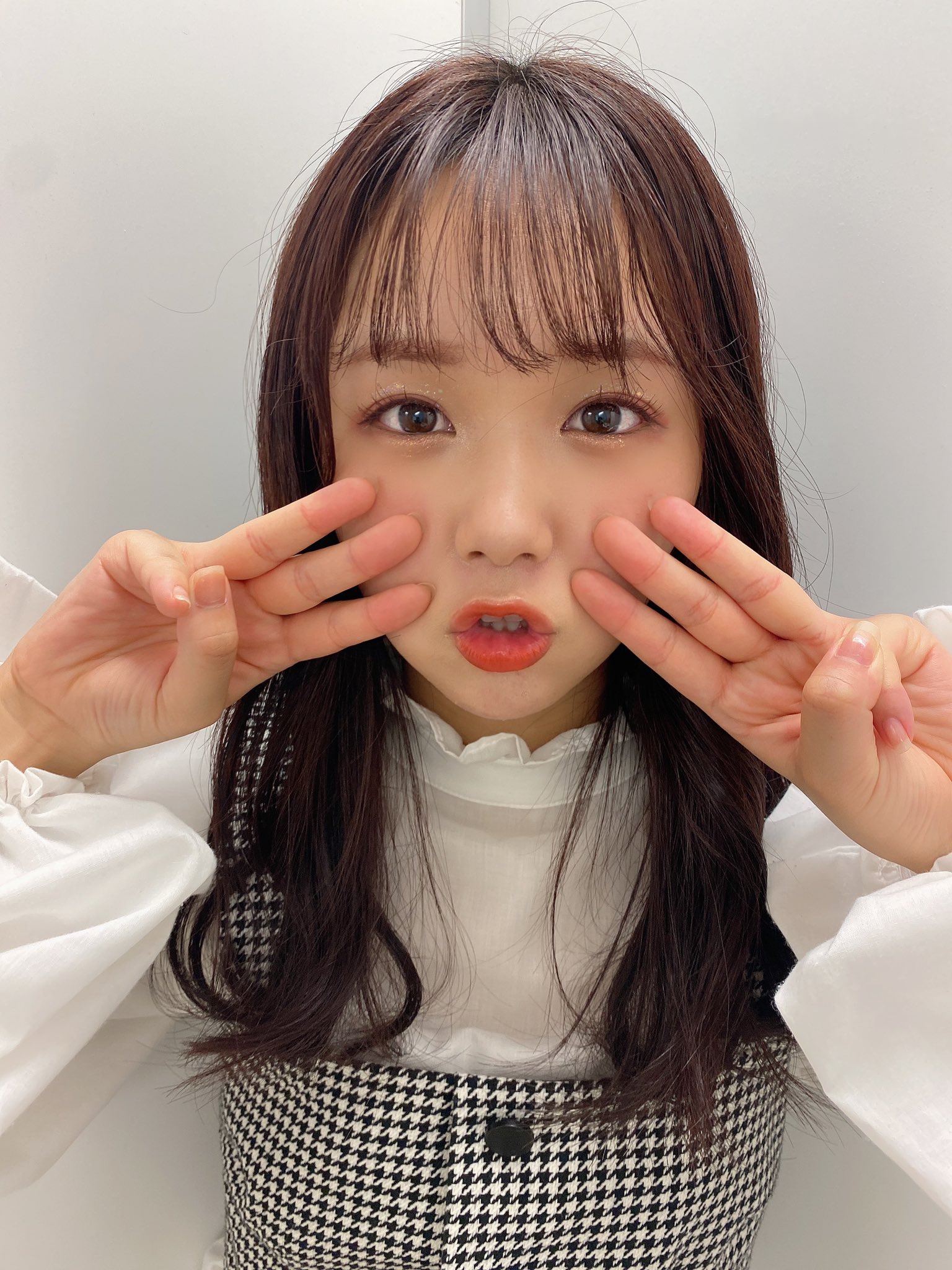 真下華穂 ましもかほ オンラインおしゃべり会ありがとうございました オルチャン風はあんまり上手くいきませんでした 2枚目 ゴチャ13 で花那さんが韓国で流行りそうなポーズ Wowポーズ だと言っていたのでやってみた Ngtおしゃべり会