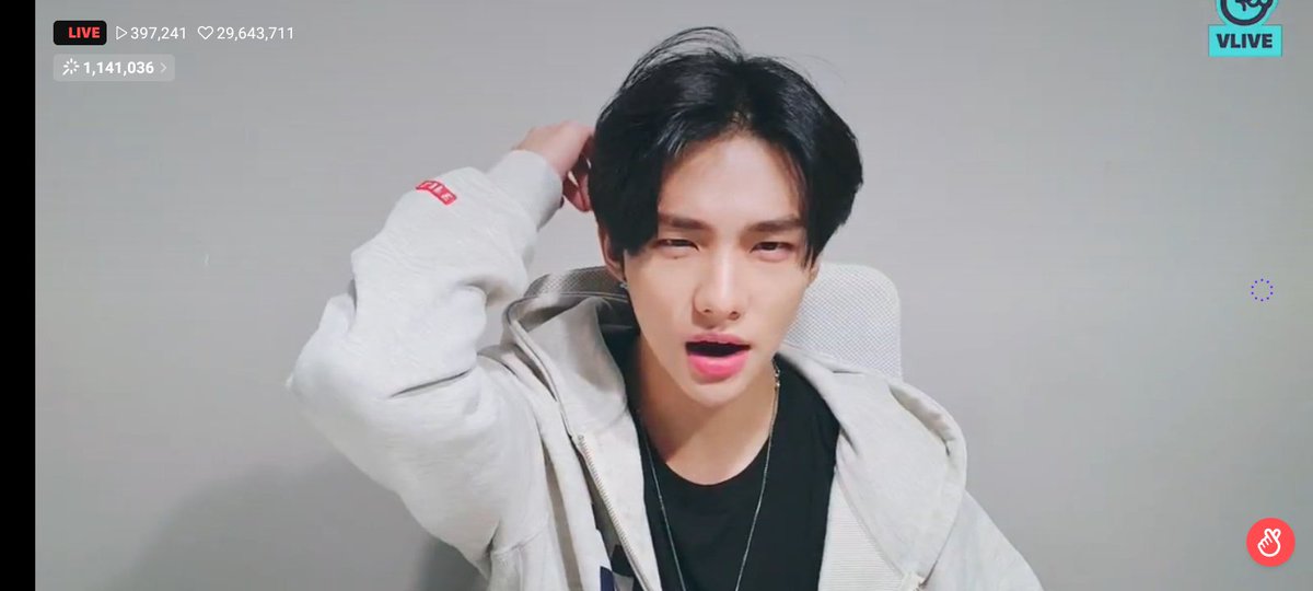 cat_tuti's tweet photo. Hilo de capturas de hyunjin para las q no vieron su live espero las hagan felices<3 https://t.co/kgZF5HfCUw